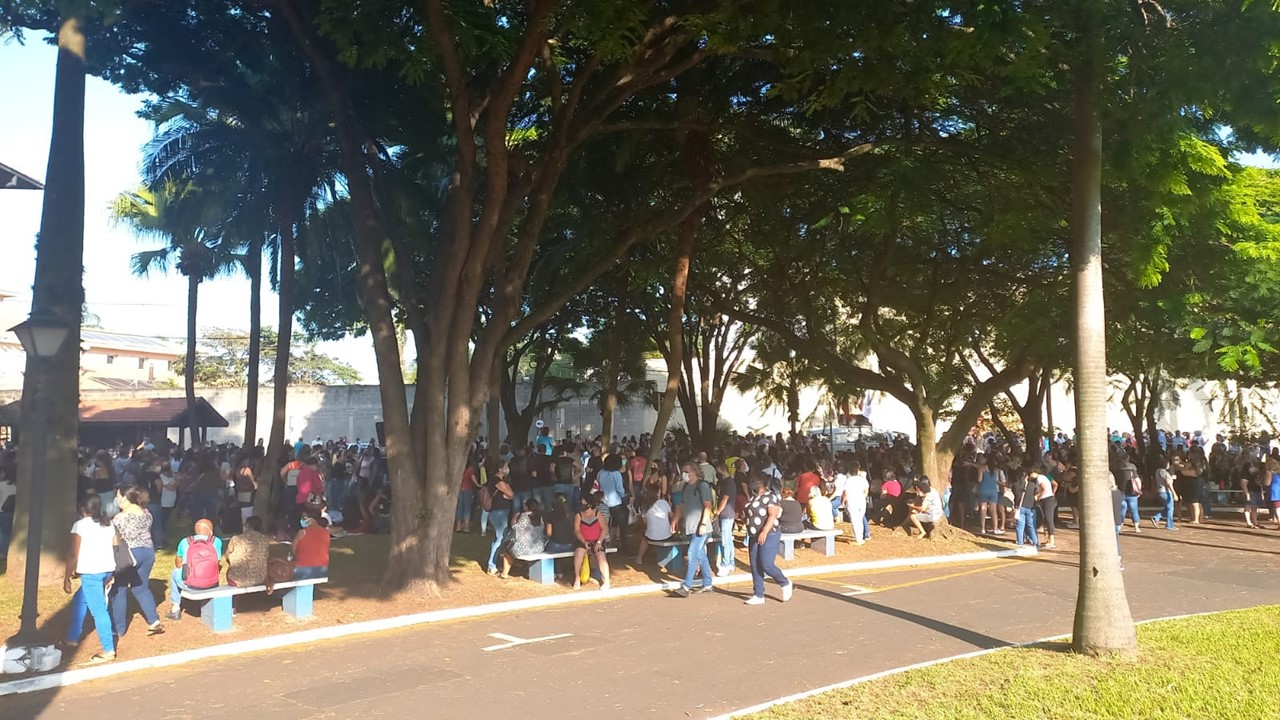Em greve, cerca de mil servidores manifestam em frente à Prefeitura de Limeira nesta segunda (14)