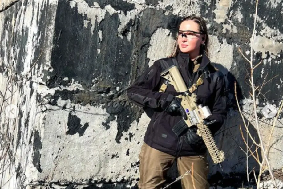 EX-MISS UCRÂNIA POSA COM ARMAS