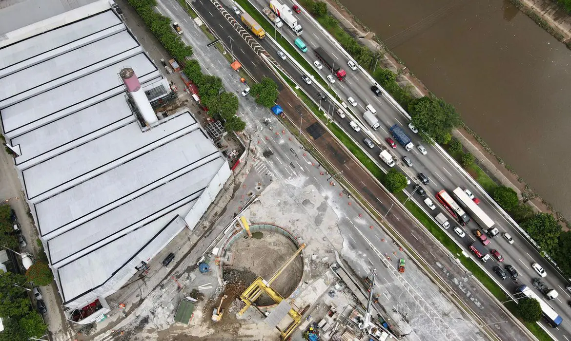 Pista central da Marginal Tietê é liberada após fechamento de cratera