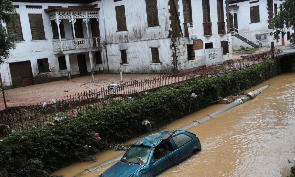 Número de mortes em Petrópolis chega a 152 e supera desastres de 1988 e 2011