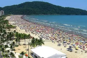 Sem Carnaval de rua, milhares lotam praias no litoral de SP