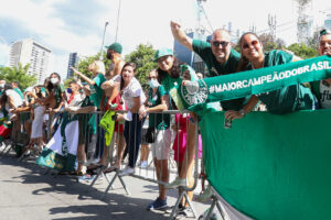 Palmeiras retorna ao Brasil e recebe apoio da torcida após vice no Mundial de Clubes