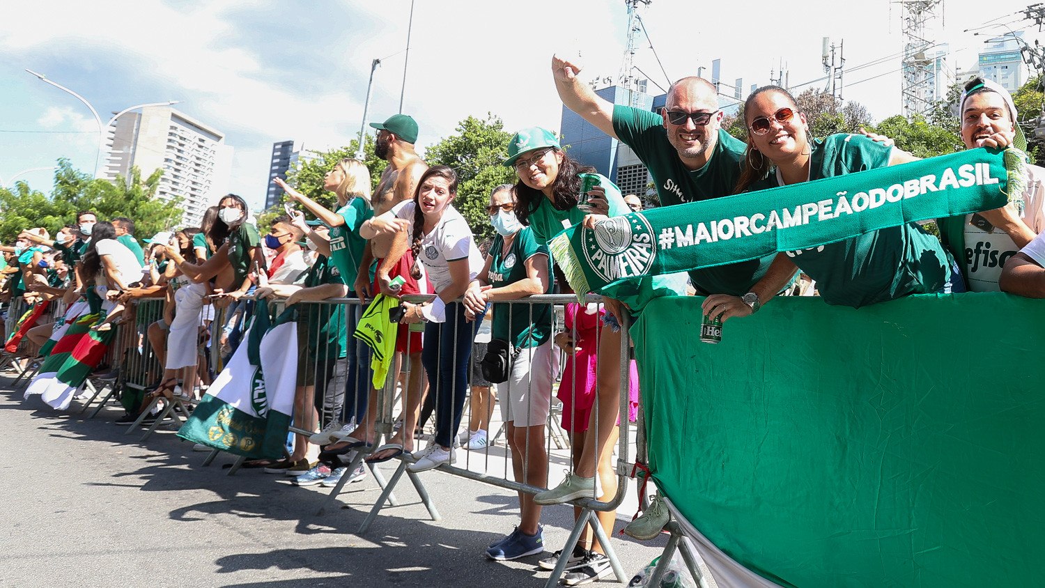 Palmeiras retorna ao Brasil e recebe apoio da torcida após vice no Mundial de Clubes