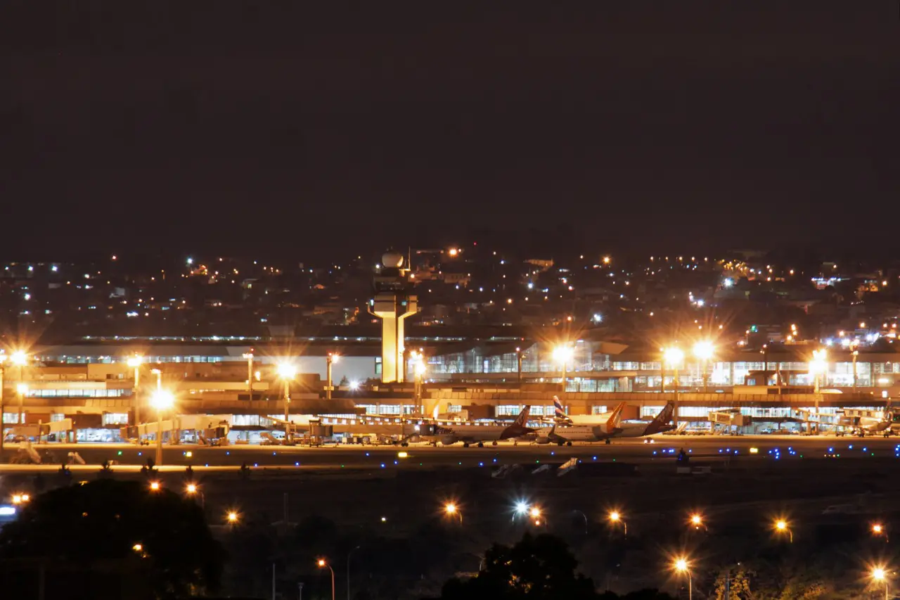 Pilotos erram a pista com Boeing 747 em Guarulhos e arremetem a segundos do pouso