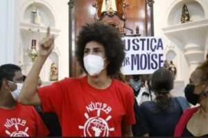 Em ato contra racismo, manifestantes invadem igreja católica em Cutiriba