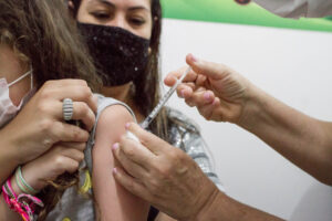 Vacinação contra a covid-19 em escolas municipais começa nesta quarta-feira (23)