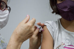 Crianças de seis meses a menores de cinco anos começam a se imunizar contra gripe na segunda-feira (2)