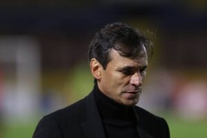Santos acerta com o técnico argentino Fabián Bustos para substituir Carille