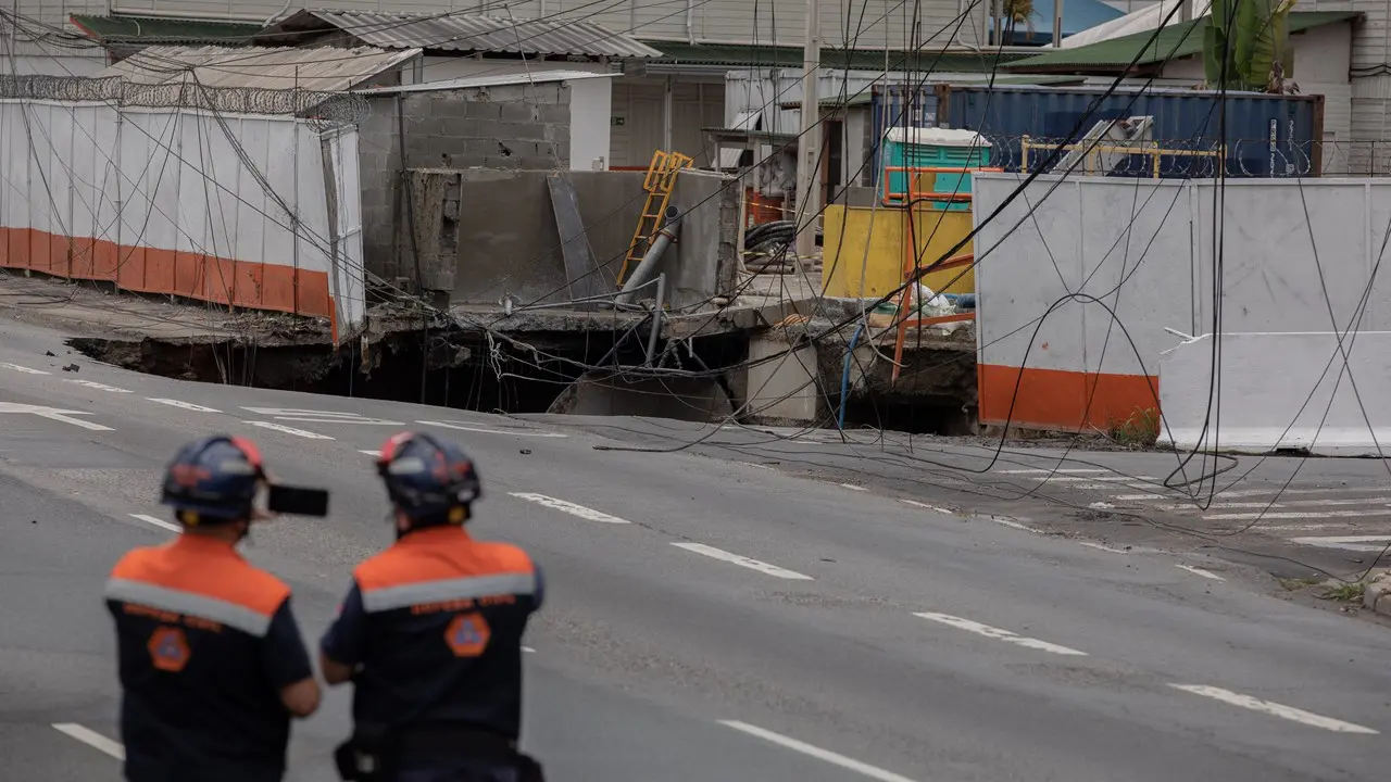 Trecho da marginal Tietê ao lado de obra do metrô cede em direção ao rio