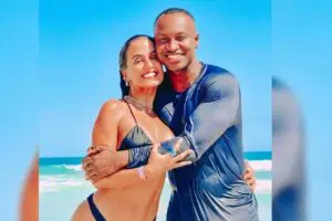 Thiaguinho posta foto com Carol Peixinho e assume namoro