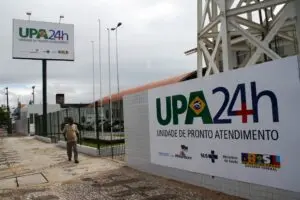 Mecânico ouve choro e resgata bebê abandonada em lixeira em PE