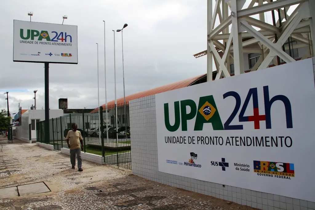 Mecânico ouve choro e resgata bebê abandonada em lixeira em PE