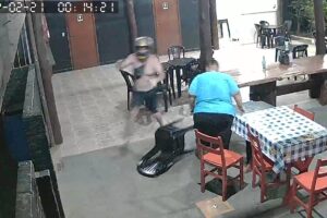 Vídeo mostra momento em que guarda atira contra barbeiro em bar na zona rural de Limeira