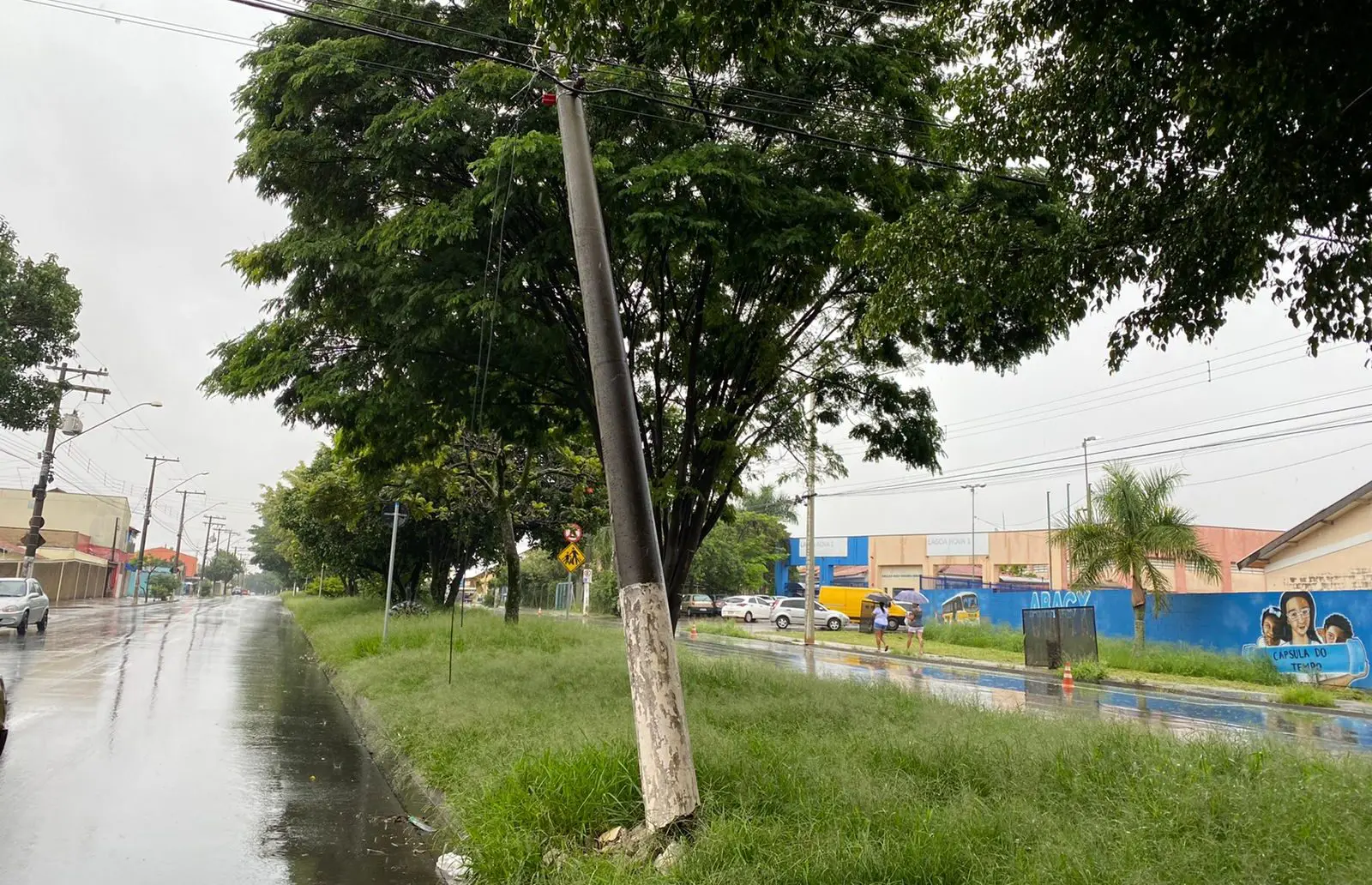 Poste prestes a cair preocupa moradores do Inocoop, em Limeira