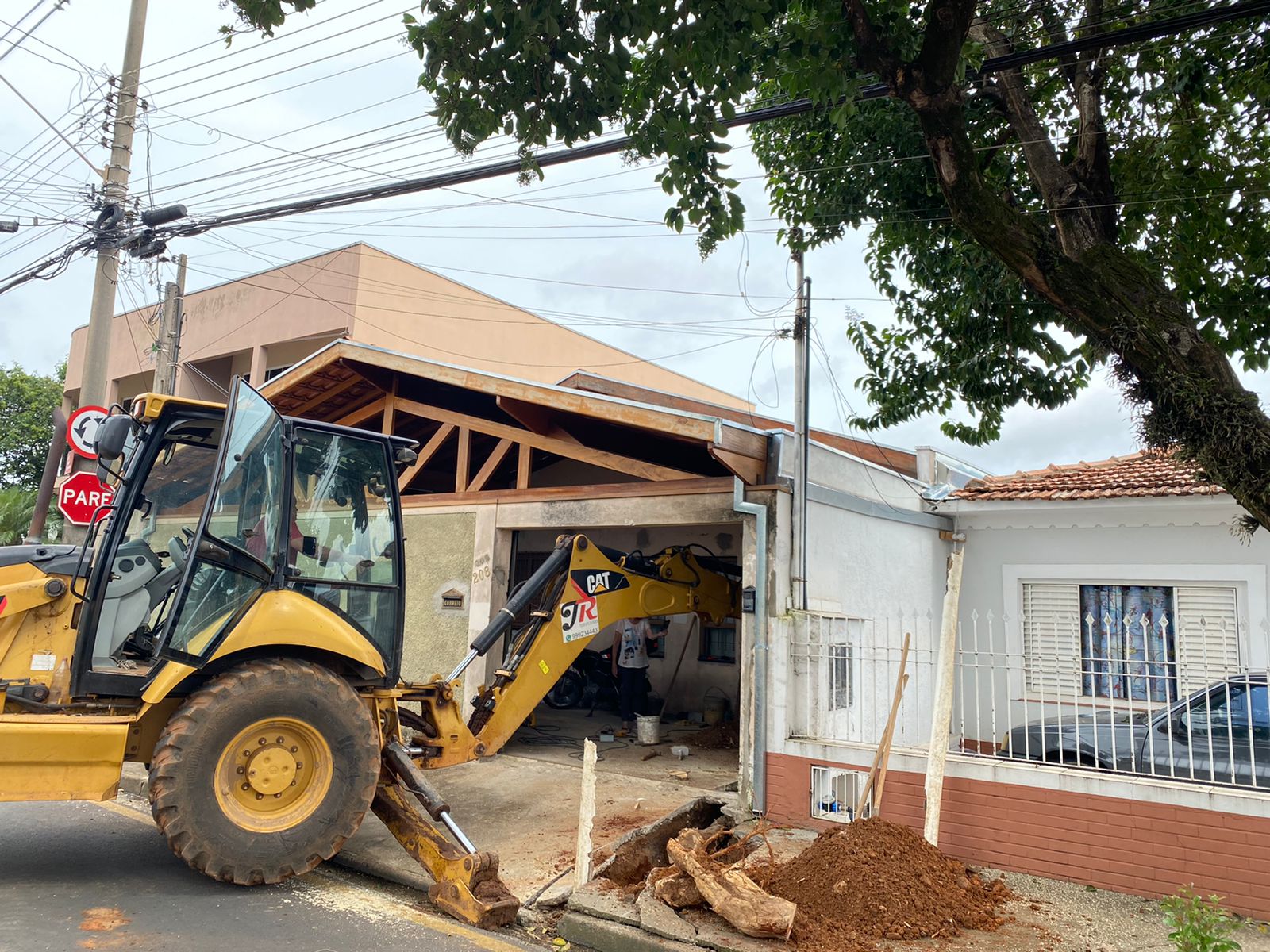 Após reportagem da Educadora, raiz de árvore é removida no Jardim Nossa Senhora do Amparo, em Limeira