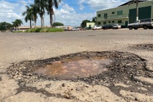 População de Iracemápolis reclama de buracos no asfalto e mato alto