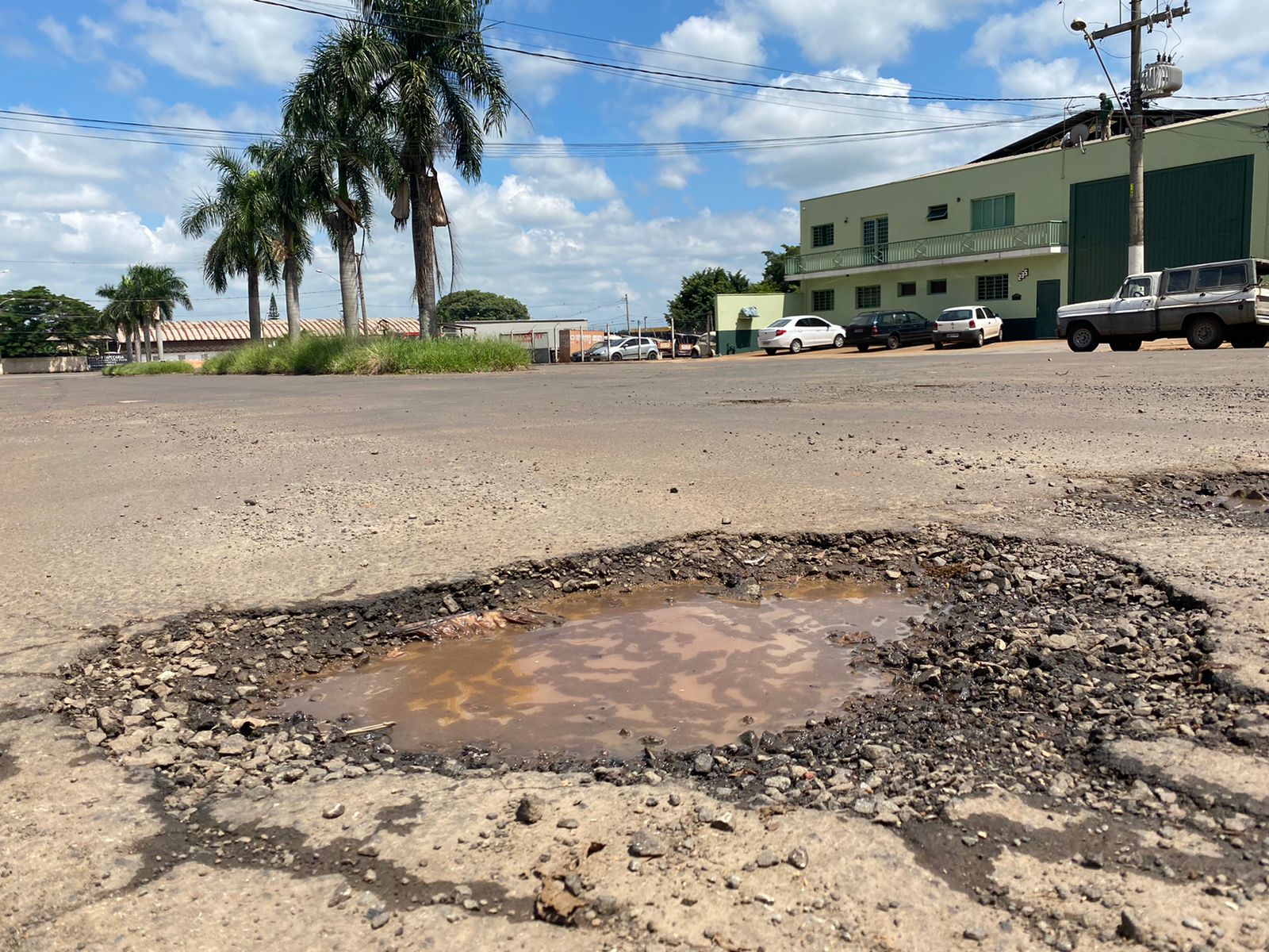 População de Iracemápolis reclama de buracos no asfalto e mato alto