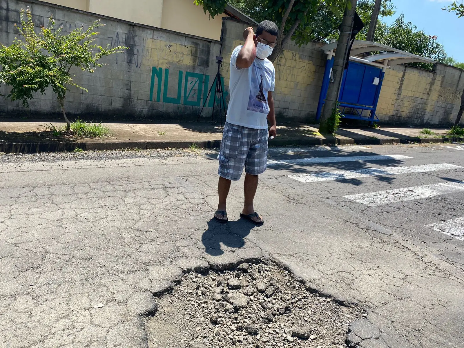 Motociclista fica ferido ao cair após passar em buraco no Jardim Guimarães, em Limeira