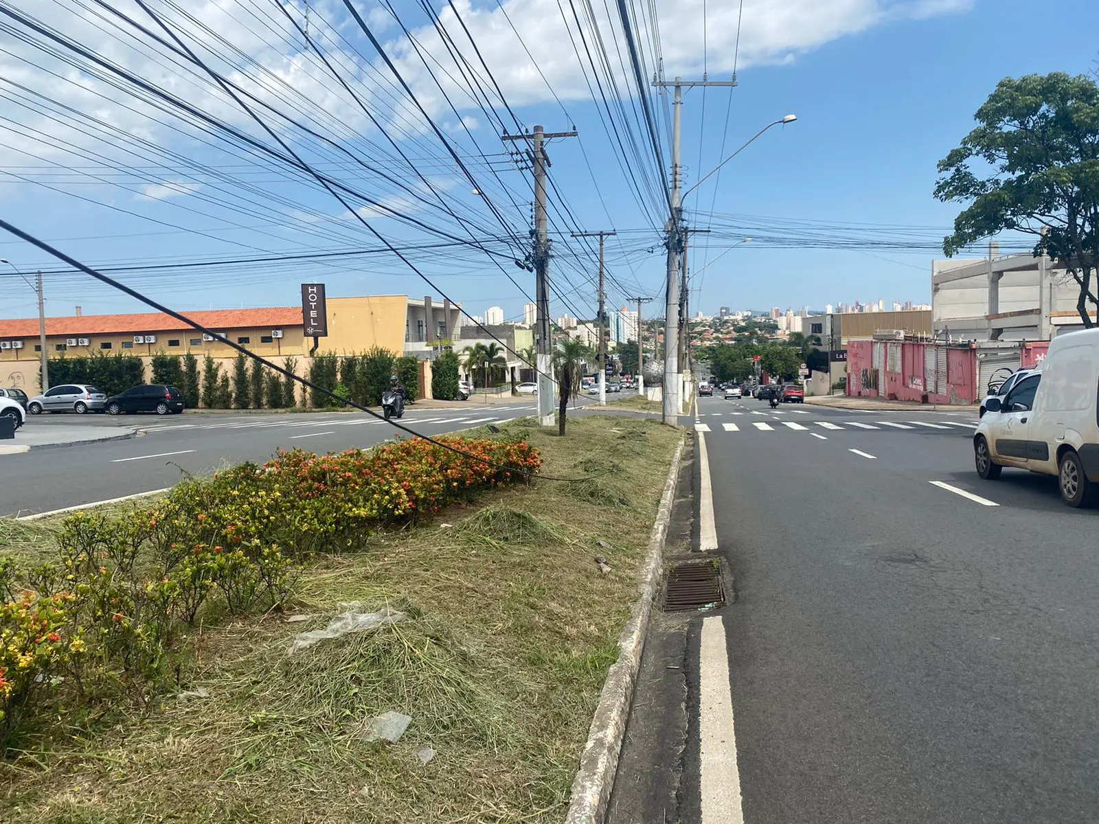 Mato alto na Avenida Costa e Silva, em Limeira, é cortado, mas fiação elétrica continua solta