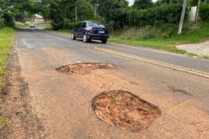 Motoristas pedem recapeamento em via com centenas de buracos na zona rural de Limeira