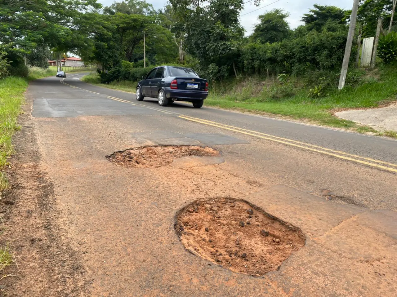 Motoristas pedem recapeamento em via com centenas de buracos na zona rural de Limeira