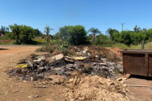 Empresários reclamam de descarte irregular de lixo no Bairro do Pinhal