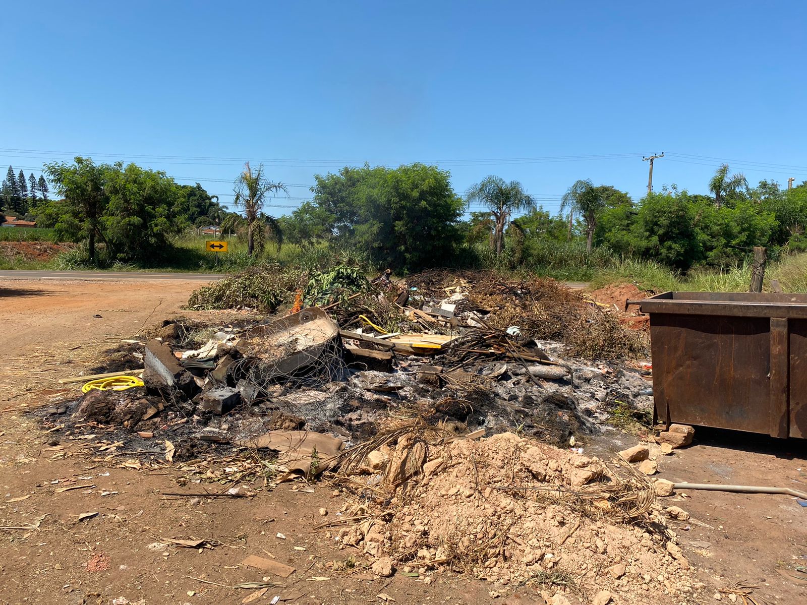 Empresários reclamam de descarte irregular de lixo no Bairro do Pinhal