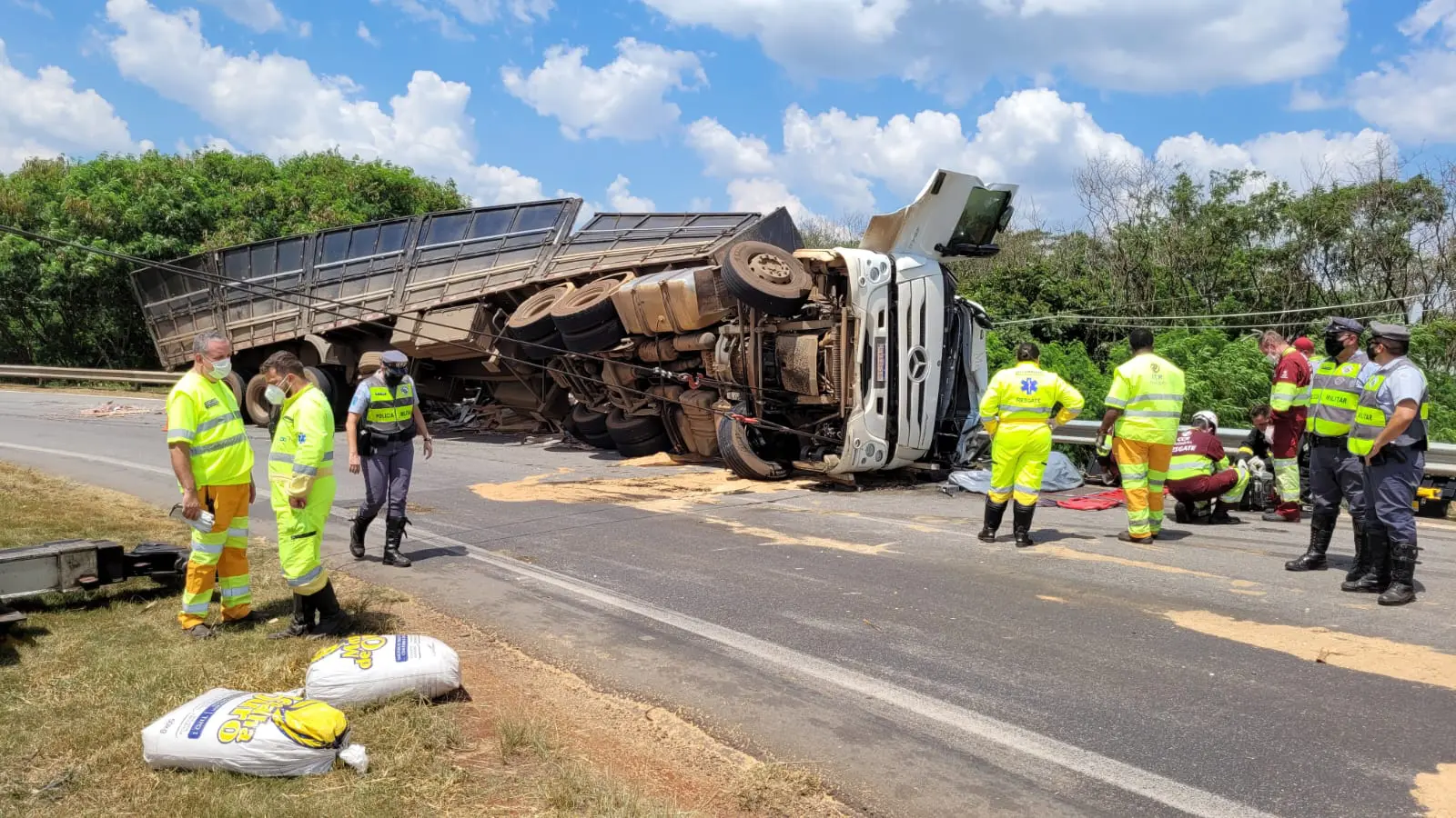 Caminhoneiro morre após carreta carregada de pisos tombar na Rodovia Anhanguera, em Limeira