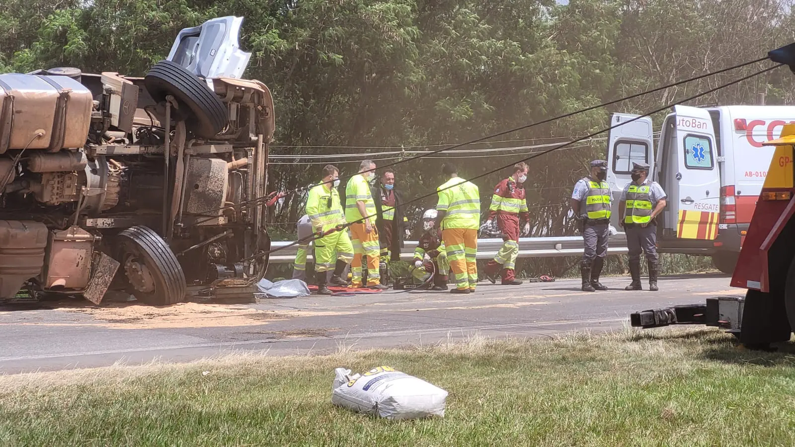 Caminhoneiro morre após carreta carregada de pisos tombar na Rodovia Anhanguera, em Limeira