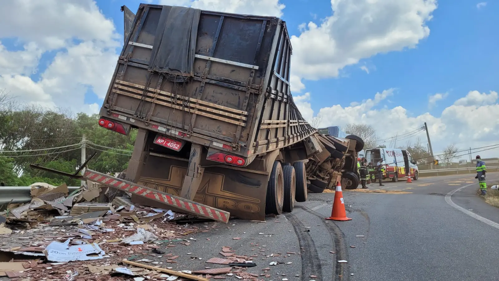Caminhoneiro morre após carreta carregada de pisos tombar na Rodovia Anhanguera, em Limeira