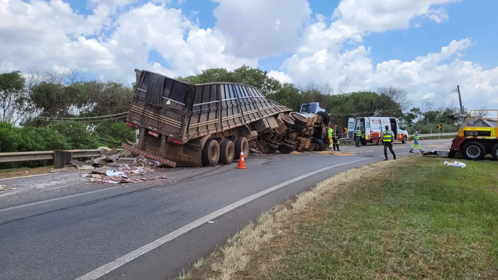 Caminhoneiro morre após carreta carregada de pisos tombar na Rodovia Anhanguera, em Limeira