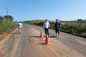 Estrada dos Bairro dos Pires, em Limeira, tem 304 buracos e moradores pedem ajuda