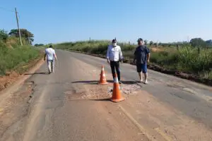 Estrada dos Bairro dos Pires, em Limeira, tem 304 buracos e moradores pedem ajuda