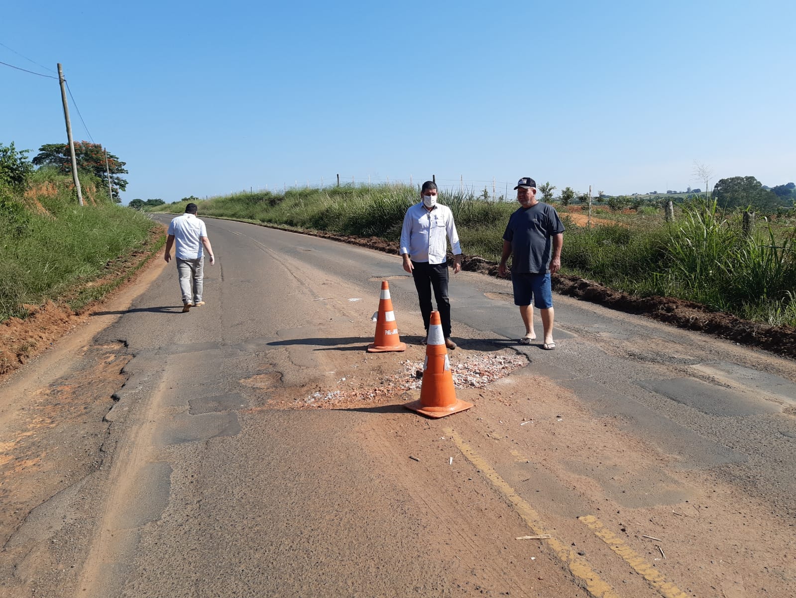 Estrada dos Bairro dos Pires, em Limeira, tem 304 buracos e moradores pedem ajuda