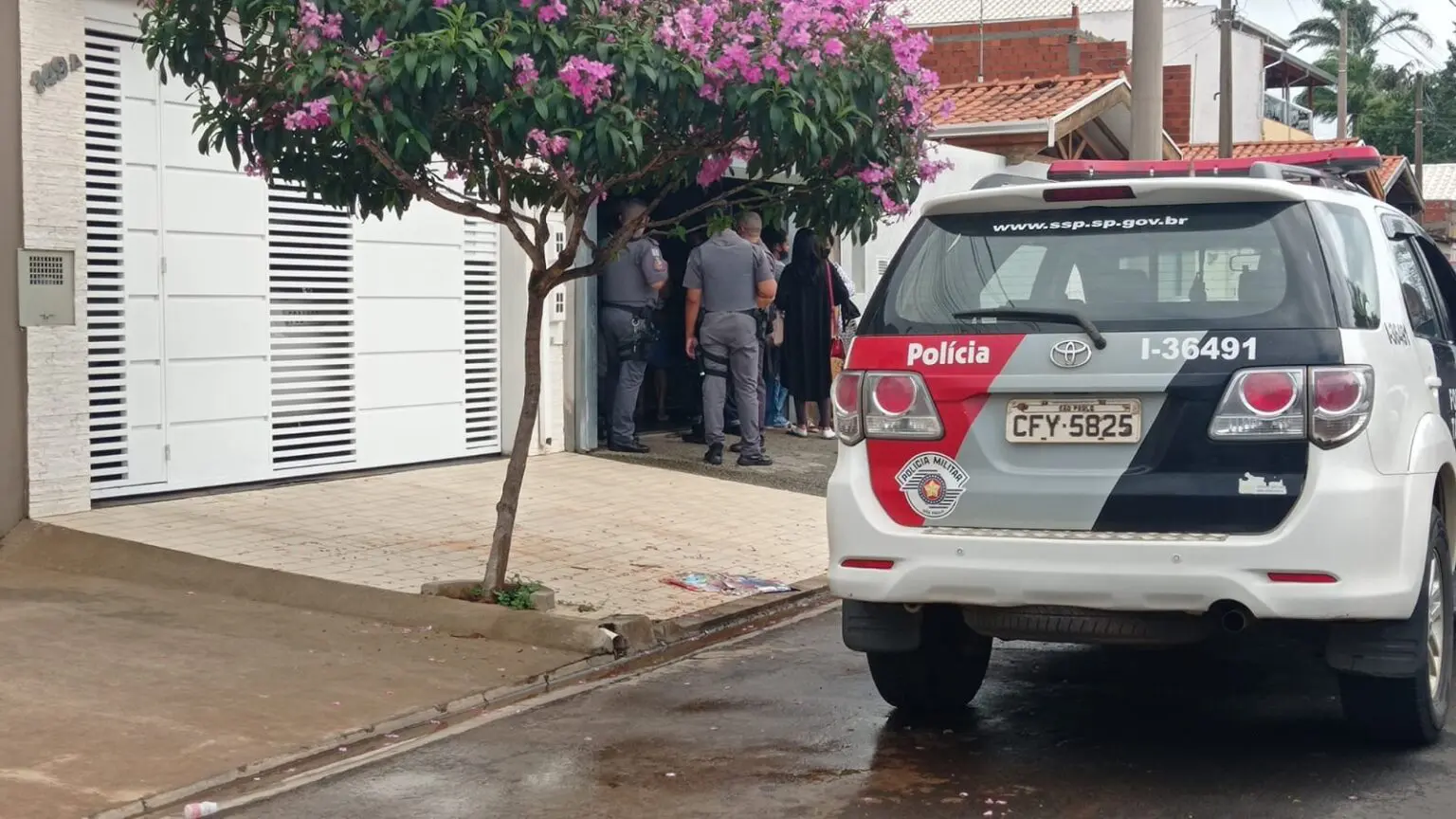 Jovem acusado de assassinar irmão no Jardim Manacá, em Limeira, se apresenta na delegacia