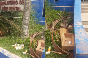 População descarta caixas de papelão e embalagens de remédio em frente a Saúde Mental, em Limeira