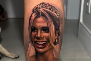 MC Guimê surpreende Lexa e faz tatuagem com o rosto dela na perna