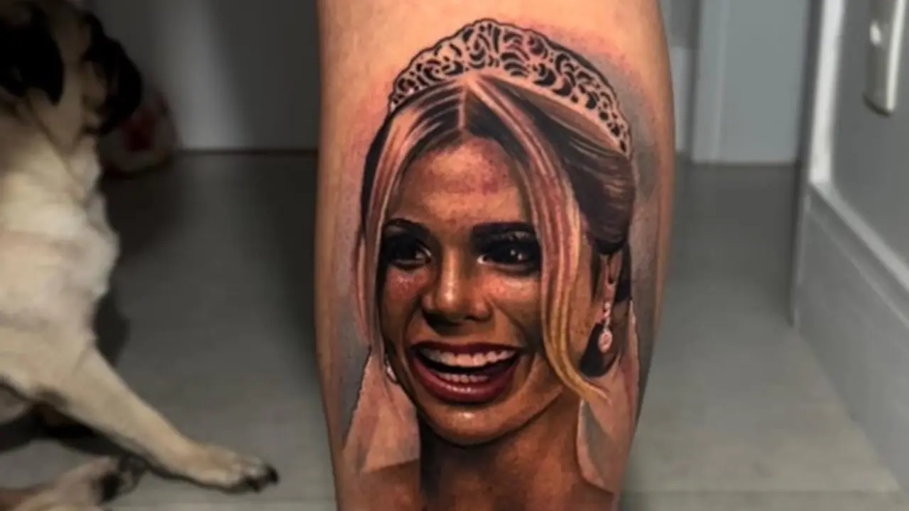 MC Guimê surpreende Lexa e faz tatuagem com o rosto dela na perna