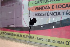 Guarda civil municipal atira martelo e quebra vitrine de papelaria na Vista Alegre, em Limeira