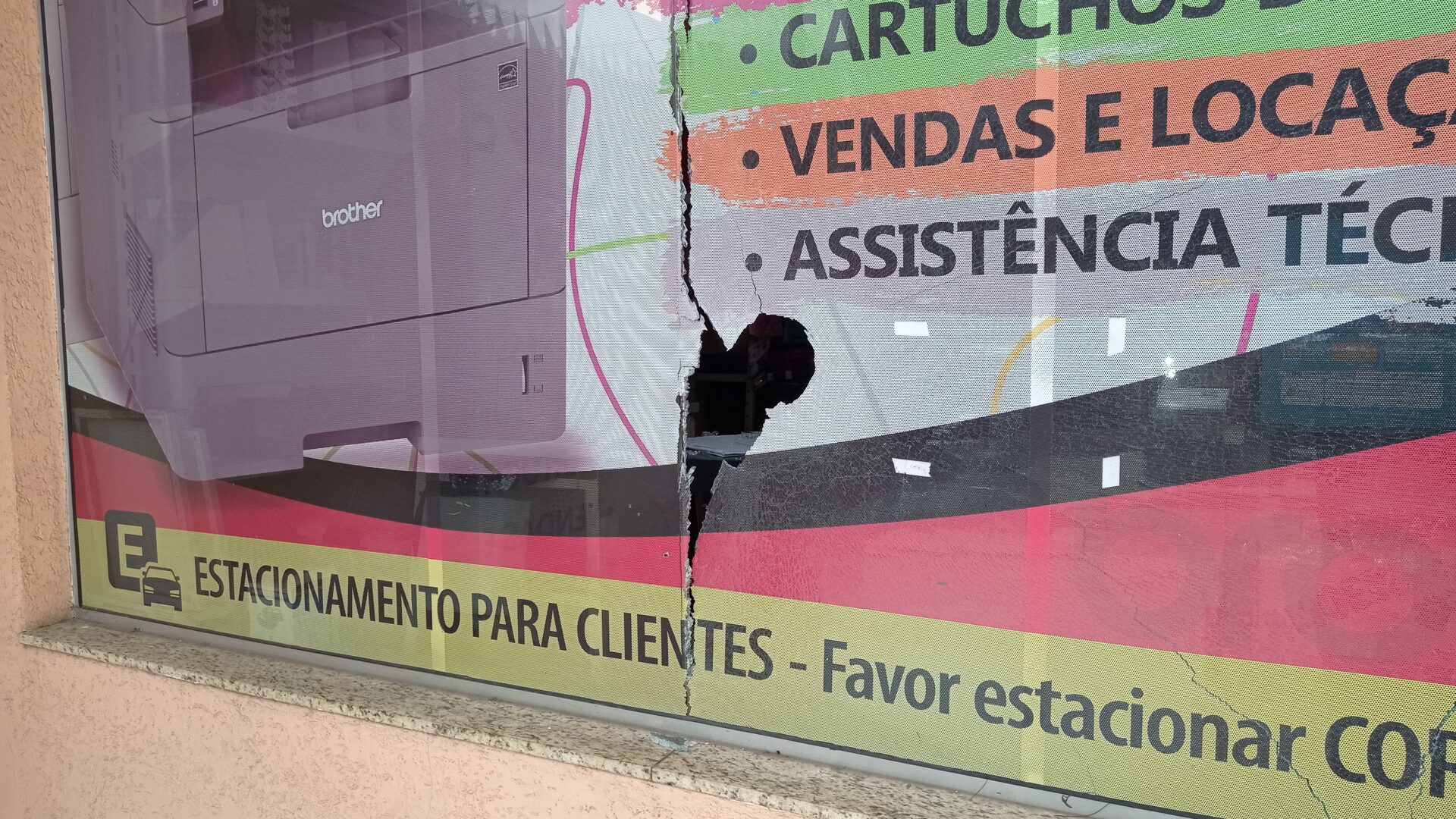 Guarda civil municipal atira martelo e quebra vitrine de papelaria na Vista Alegre, em Limeira