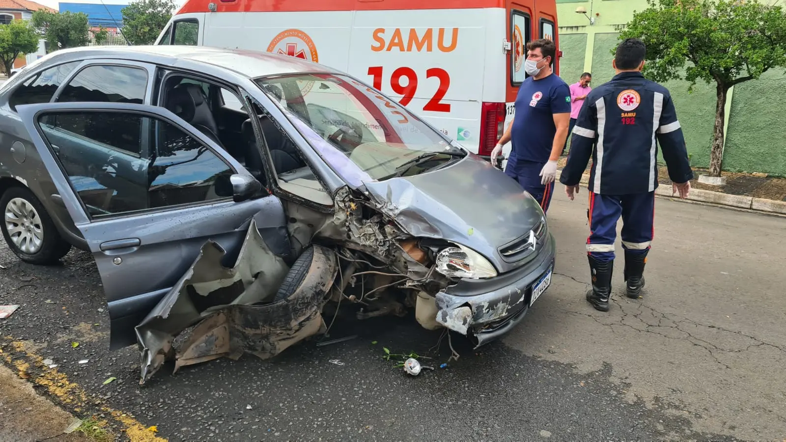 Homem perde o controle do carro e bate em árvore na Vila Esteves, em Limeira