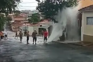 Tubulação de água se rompe e destrói janelas e móveis em casa na Boa Vista, em Limeira
