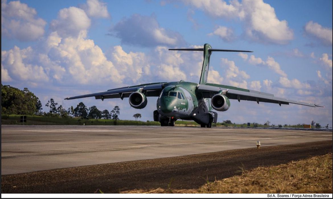 Avião da FAB que resgatará brasileiros que fugiram da guerra decola nesta segunda (7) para a Polônia