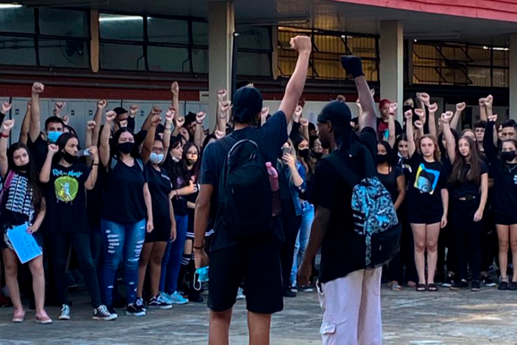 Alunos denunciam omissão de caso de racismo por diretoria de escola em Rio Claro