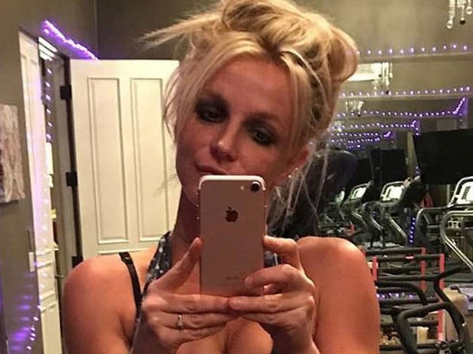 Britney Spears posa nua na praia com o noivo Sam Asghari