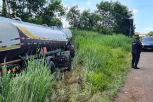Bandido perde o controle de caminhão roubado e foge em matagal da Limeira-Iracemápolis