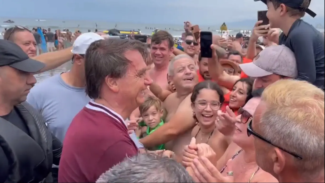 Bolsonaro ouve 'mito' e 'genocida' após novo passeio de jet-ski em SP