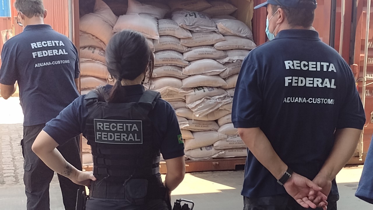 Receita Federal encontra mais de uma tonelada de cocaína no Porto de Santos