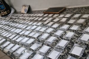 Homem é preso com 183 porções de cocaína em praça do Abílio Pedro, em Limeira