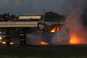 Van pega fogo em trecho urbano da rodovia Limeira Mogi-Mirim e passageiros fogem do veículo